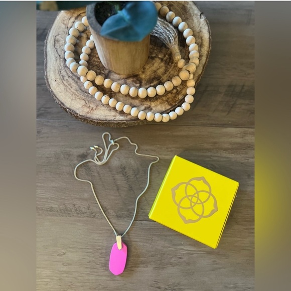 Kendra Scott Fuchsia Pendant Necklace with Gold Chain. Inez adjustable chain EUC - Picture 7 of 11
